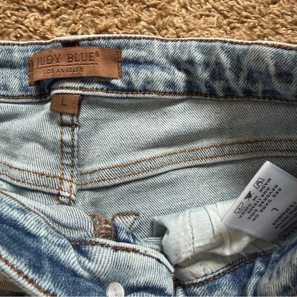 Judy Blue Acid Wash Relaxed Fit Cut Off Shorts - Picture 4 of 6